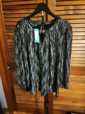 Montgomery Post Women’s Black White Keyhole Blouse XXL Stitch Fix NWT